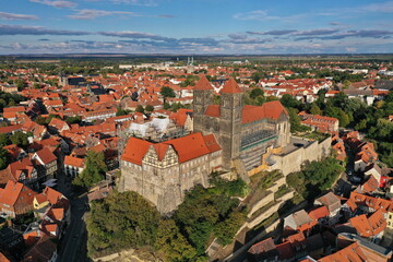 Obraz premium Quedlinburg. Stiftskirche St. Servatii auf dem Burgberg Quedlinburg mit historischer Altstadt, Luftbild