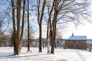 Obraz premium Grodno. Belarus. An old 12th century Orthodox church in a winter park.