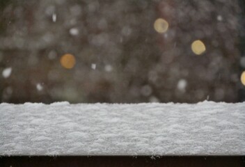 Schneefall auf Balkonbrüstung