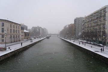 Fototapeta premium Paris, France - 01 16 2021: View of a Canal of the Basin of the villette under the snow