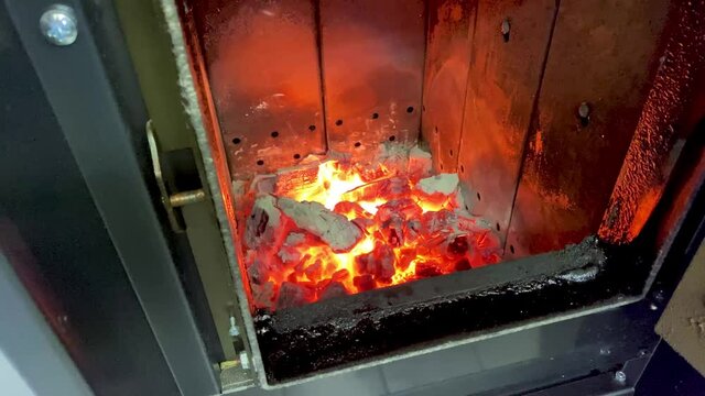 Heizen - Feuer in einem Scheitholzkessel 