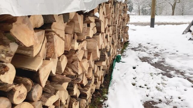 Brennholzlagerung im Garten