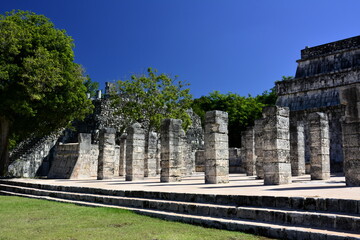 Obraz premium Paisajes y rincones de la zona arqueológica maya de Chichen Itzá, en el estado de Yucatán, en el sureste de Mexico