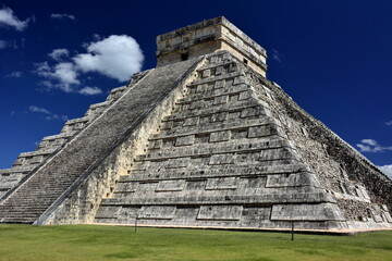 Fototapeta na wymiar Paisajes y rincones de la zona arqueológica maya de Chichen Itzá, en el estado de Yucatán, en el sureste de Mexico