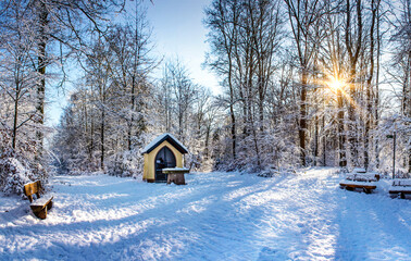 Kleine Kapelle im Winter mit Schnee bei Friedrichsthal im Saarland mit Gegenlicht – Little Chapel...