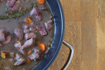 Mit Suppe aufgegossene zutaten für die Zubereitung von Ragout.