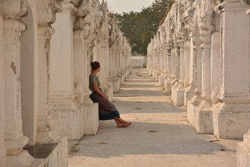 Fototapeta na wymiar woman in Kuthodaw Pagoda in Mandalay, Myanmar