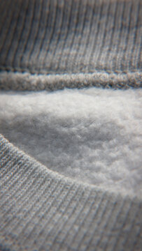 Detalle de forro interior de sudadera de algod&oacute;n gris