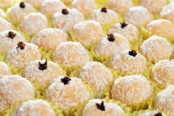 Doces Beijinhos de coco ralado feitos de leite em forminha de papel	