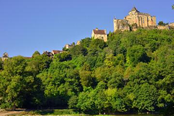 Fototapeta na wymiar Castelnaud la Chapelle (24250) et son château au sommet de sa colline, département de la Dordogne en région Nouvelle-Aquitaine, France