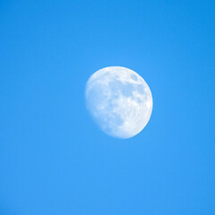 Pleine lune en plein jour -  Full moon in blue sky