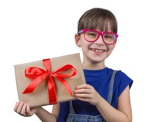 Foto op Plexiglas Portret van een opgewonden jong meisje in een kleurrijke bril die de huidige doos vasthoudt. Gelukkig kind met cadeau geïsoleerd op witte achtergrond © Albert Ziganshin