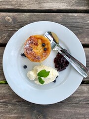 Cookie with whipped cream and berries