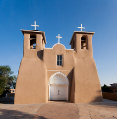 Naklejka premium Adobe pueblo style church in Santa Fe, New Mexico