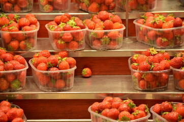 Fototapeta na wymiar Barquettes de fraises sur un marché