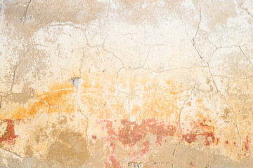 Grunge muur textuur achtergrond. Schilderij dat barst op de heldere muur met lichte en okertinten