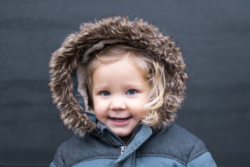 portrait naturel d'une petite fille dans le froid