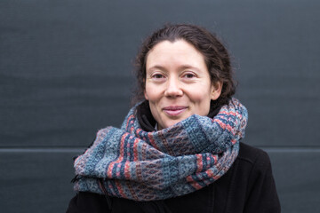 jeune femme trentenaire en hiver