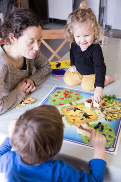jeu de soci&eacute;t&eacute; en famille