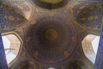 Fototapeta na wymiar イラン　エスファハーンのマスジェデ・イマームの天井 