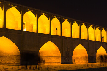Fototapeta na wymiar イラン　夜になってライトアップされたエスファハーンのハージュ橋