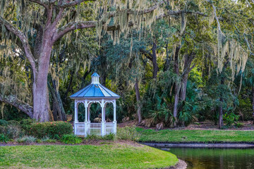 Naklejka premium White Gazebo Under Spanish Moss in a Southern Park