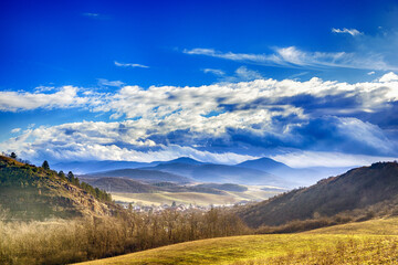 Weisse Wolken über dem grössten Berg Ungarms