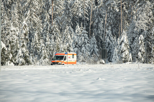 Krankenwagen im Winter mit Schnee im Einsatz