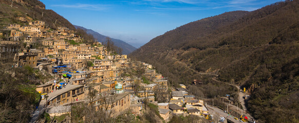 イラン　家が斜面に立ち並ぶマースーレの風景 © pespiero