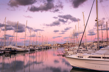Barche e riflessi sull'acqua in Marina Dorica ad Ancona al tramonto