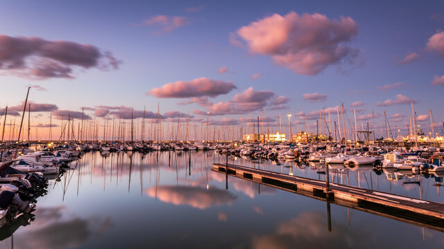 Barche e riflessi sull'acqua in Marina Dorica ad Ancona al tramonto