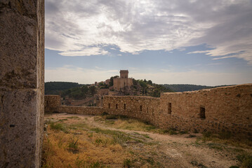 Obraz premium View of the fortified city of Alarcon with its wall and castle from a watchtower on a cloudy day, Cuenca, Spain