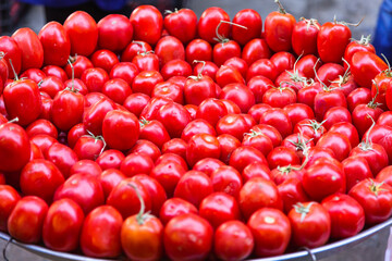 イラン　ラシュトのバザールで売られているトマト
