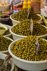 イラン　ラシュトのバザールで売られているオリーブ
