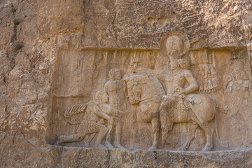 イラン　ナグシェ・ロスタム遺跡のシャープール1世のレリーフ