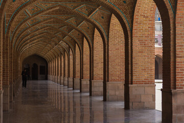 イラン　タブリーズのブルーモスクの回廊
