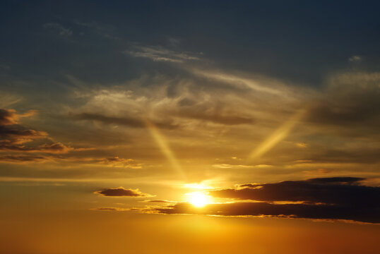 Cielo Al Atardecer Con Destellos De Sol 