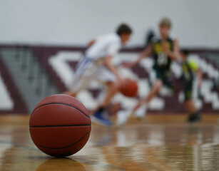 Naklejka premium basketball fast break during a youth game. 