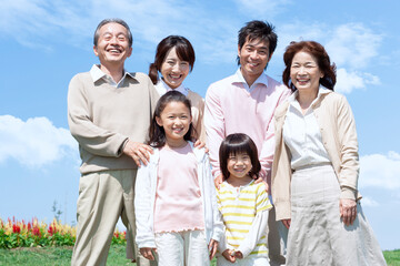 笑顔の三世代家族