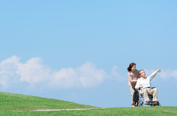 車椅子で散歩するシニア夫婦