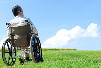 車椅子で散歩するシニア男性