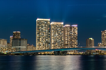 夜景　快晴の隅田川と晴海大橋とタワマン