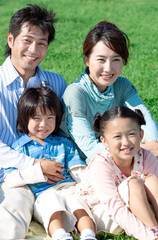 芝生に座る家族