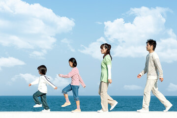 防波堤を歩く家族