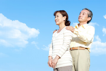Obraz premium 空を見上げるシニア夫婦