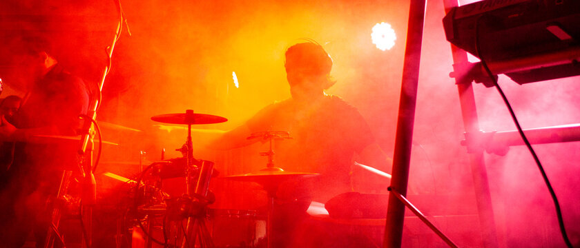 baterista entre humo y luces 