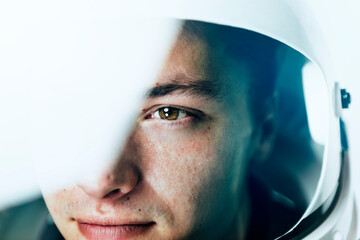 Male astronaut with glass helmet © Rawpixel.com