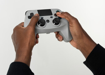Hands holding video game controller © Rawpixel.com