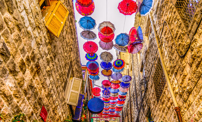 Alley in old Amman decorated with colourful umbrellas, Kingdom of Jordan, Middle East. - obrazy, fototapety, plakaty