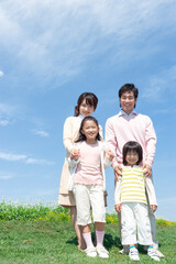 芝生に立つ家族
